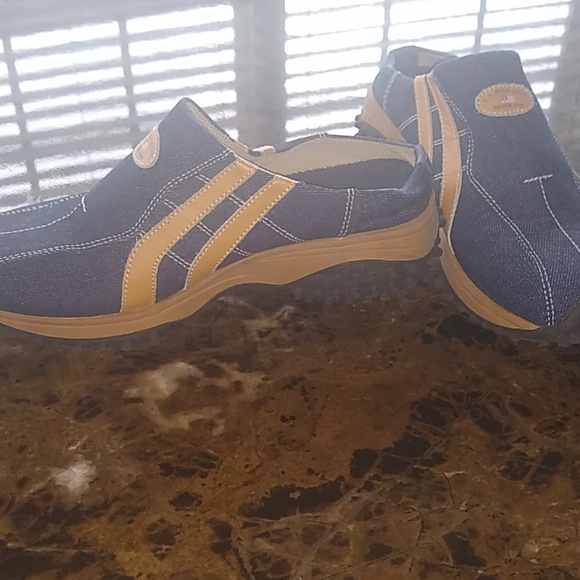 Shoes - Picture 3 of 4